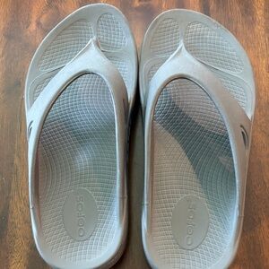 OOFOS Gray Flip Flops